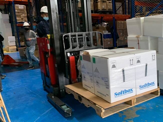 Este miércoles llegó a Colombia el nuevo lote de vacunas contra el COVID-19 del laboratorio Pfizer. Foto: Cortesía Ministerio de Salud