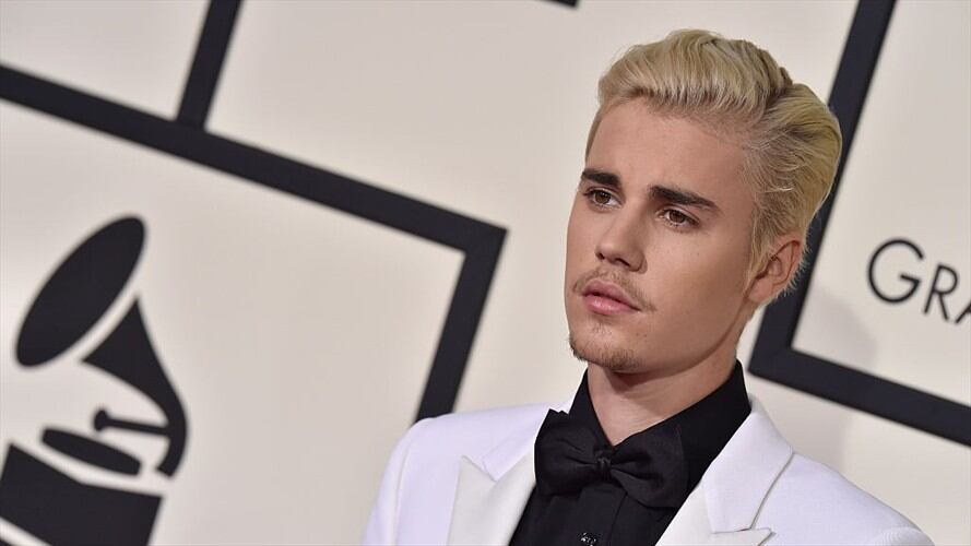 Justin Bieber rechaza un grupo de fanáticas que lo esperaban afuera de su casa. Foto: Getty Images/ Axelle/Bauer-Griffin