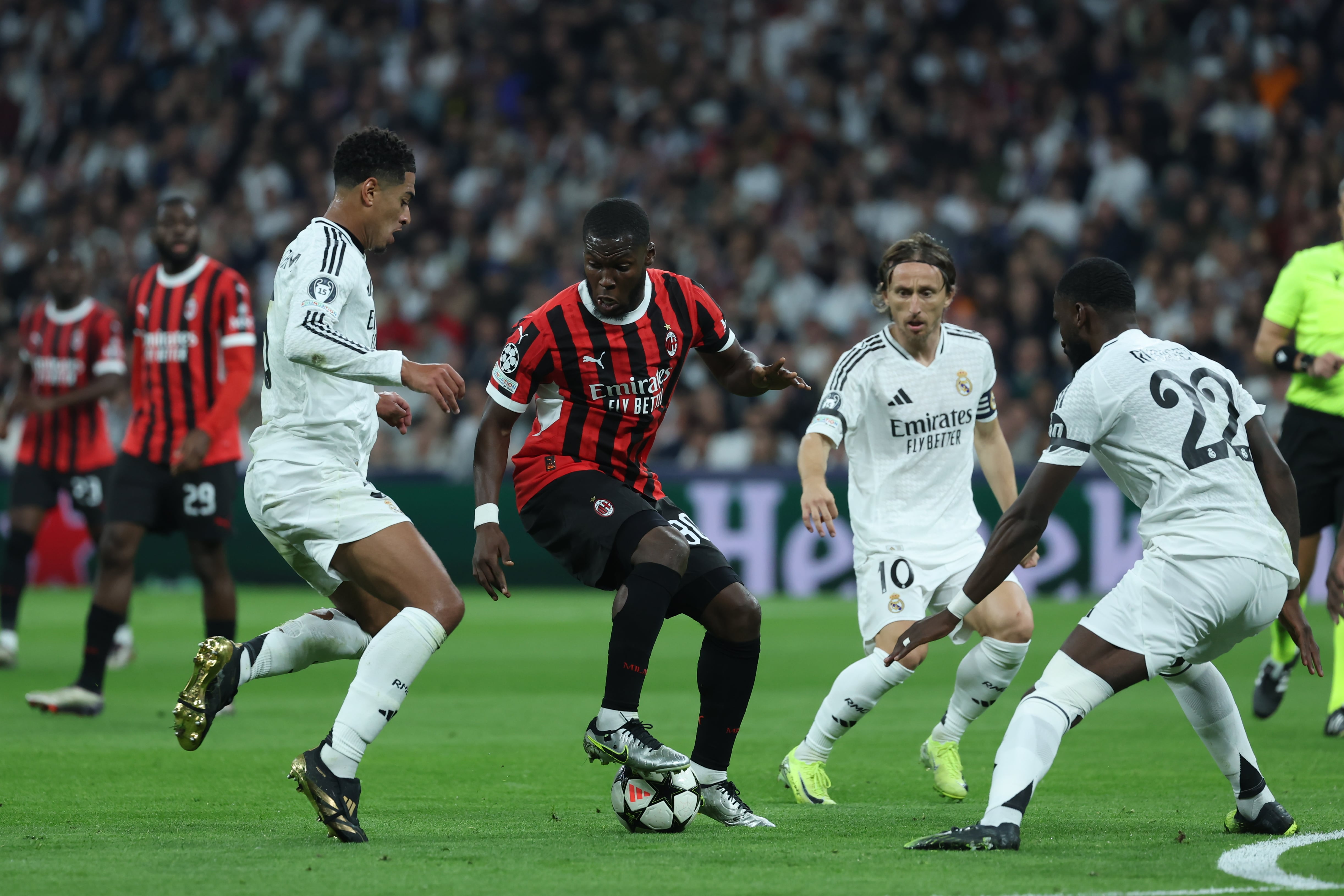 MADRID, 05/11/2024.- El centrocampista estadounidense del Milan, Yunus Musah, con el balón ante los jugadores del Real Madrid durante el encuentro correspondiente a la fase regular de la Liga de Campeones que disputan hoy martes Real Madrid y Milan en el estadio Santiago Bernabéu, en Madrid. EFE / Kiko Huesca.