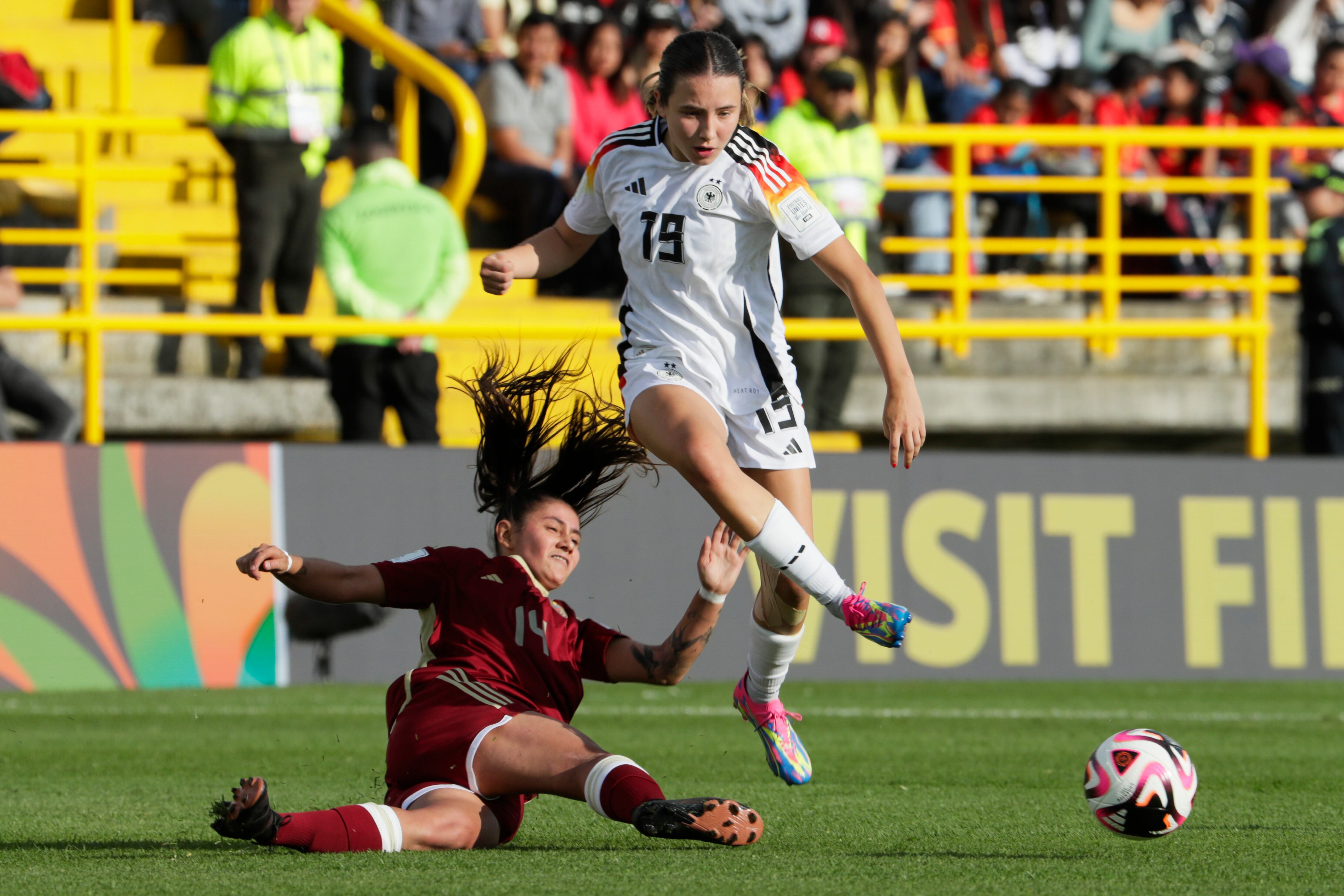 AMDEP5662. BOGOTÁ (COLOMBIA), 01/09/2024.- Loreen Bender (arriba) de Alemania disputa el balón con Gabriela González de Venezuela este domingo, en un partido del grupo D de la Copa Mundial Femenina sub-20 entre las selecciones de Alemania y Venezuela en el estadio de Techo en Bogotá (Colombia). EFE/ Carlos Ortega