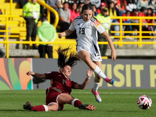 AMDEP5662. BOGOTÁ (COLOMBIA), 01/09/2024.- Loreen Bender (arriba) de Alemania disputa el balón con Gabriela González de Venezuela este domingo, en un partido del grupo D de la Copa Mundial Femenina sub-20 entre las selecciones de Alemania y Venezuela en el estadio de Techo en Bogotá (Colombia). EFE/ Carlos Ortega