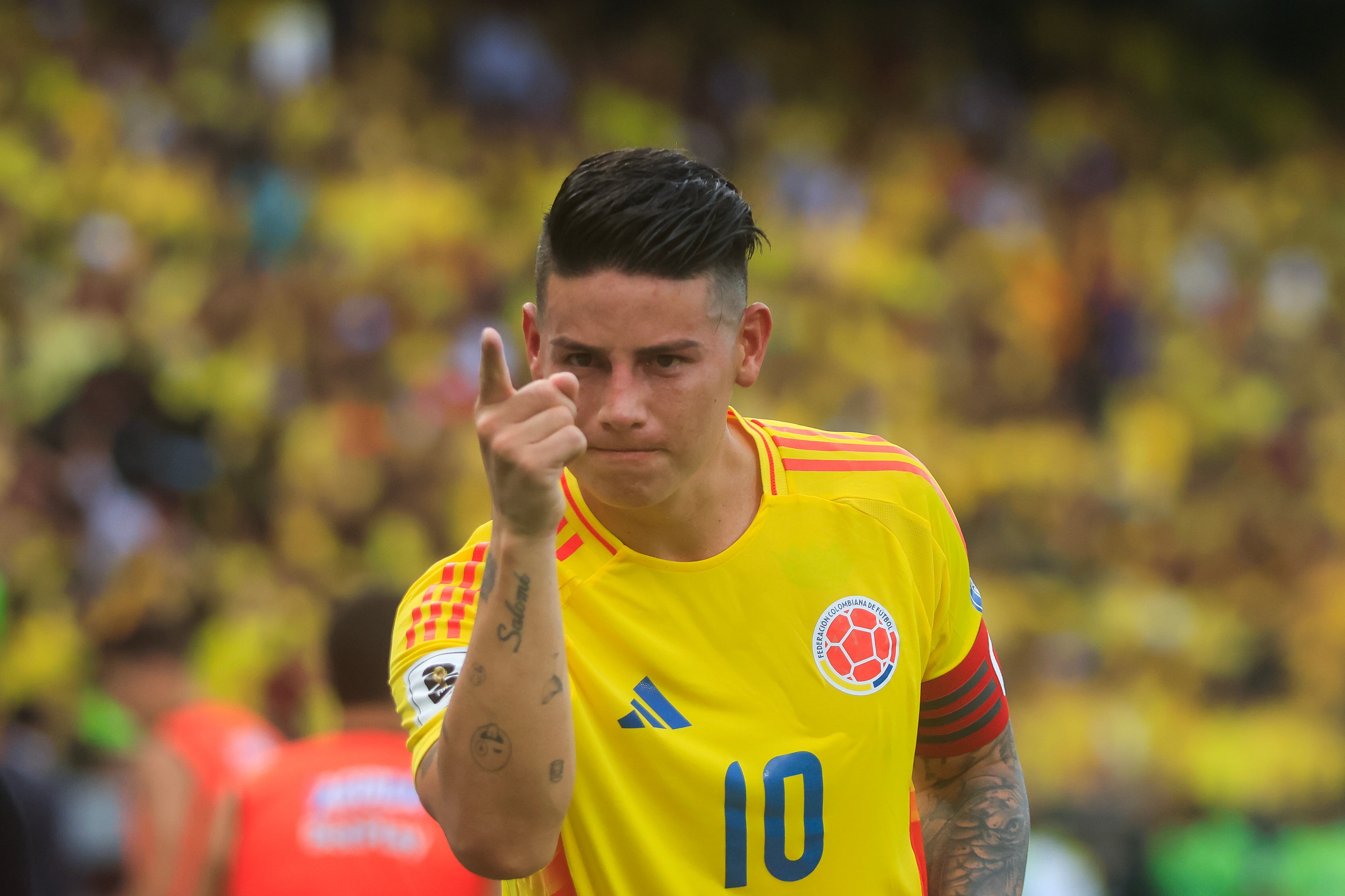 James Rodríguez de Colombia celebra un gol este martes, en un partido de las eliminatorias sudamericanas para el Mundial de 2026 entre Colombia y Argentina. Foto: EFE.
