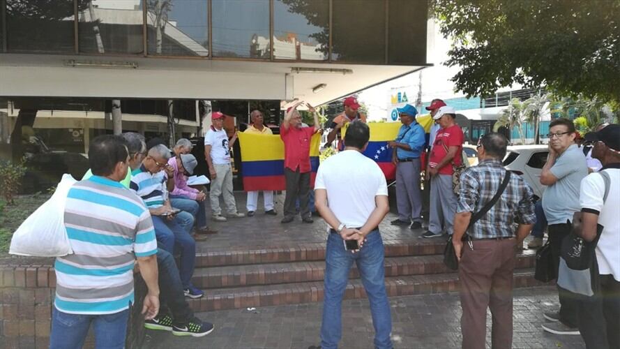 Venezolanos reunidos en el Consulado de Venezuela en Barranquilla. Foto: Cortesía Efraín Hernández.