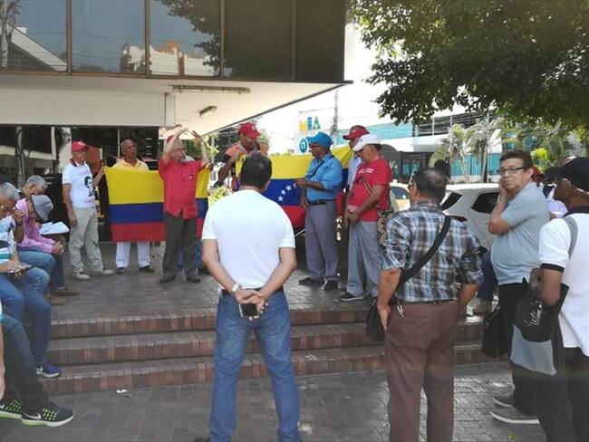 Venezolanos reunidos en el Consulado de Venezuela en Barranquilla. Foto: Cortesía Efraín Hernández.
