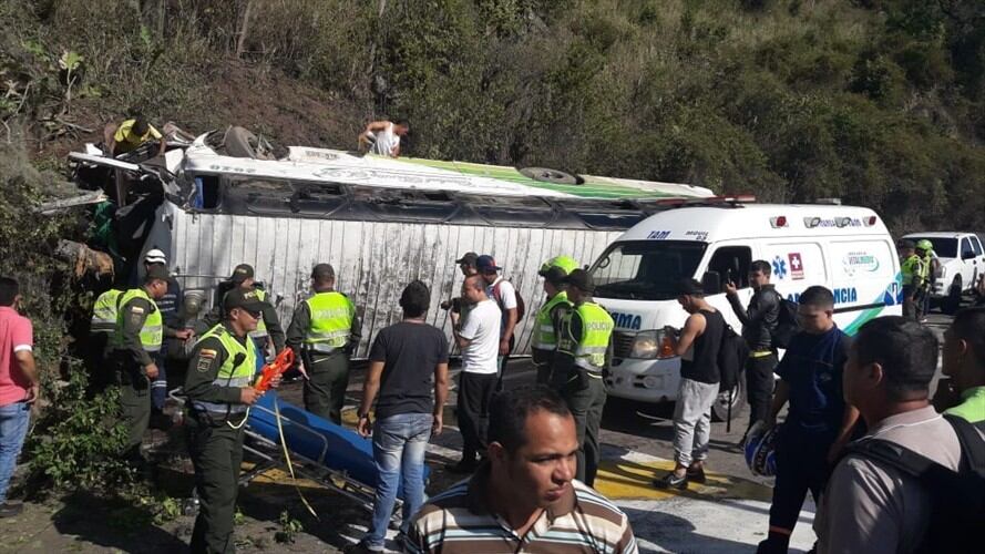 Bus con 40 pasajeros que cubría la ruta Medellín-Bucaramanga se volcó en Lebrija. Foto: W Radio