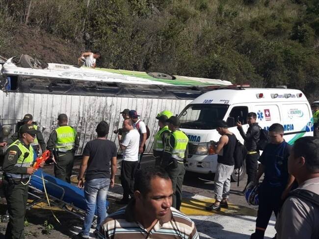 Bus con 40 pasajeros que cubría la ruta Medellín-Bucaramanga se volcó en Lebrija. Foto: W Radio