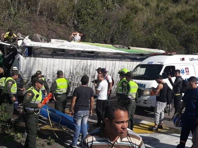 Bus con 40 pasajeros que cubría la ruta Medellín-Bucaramanga se volcó en Lebrija. Foto: W Radio