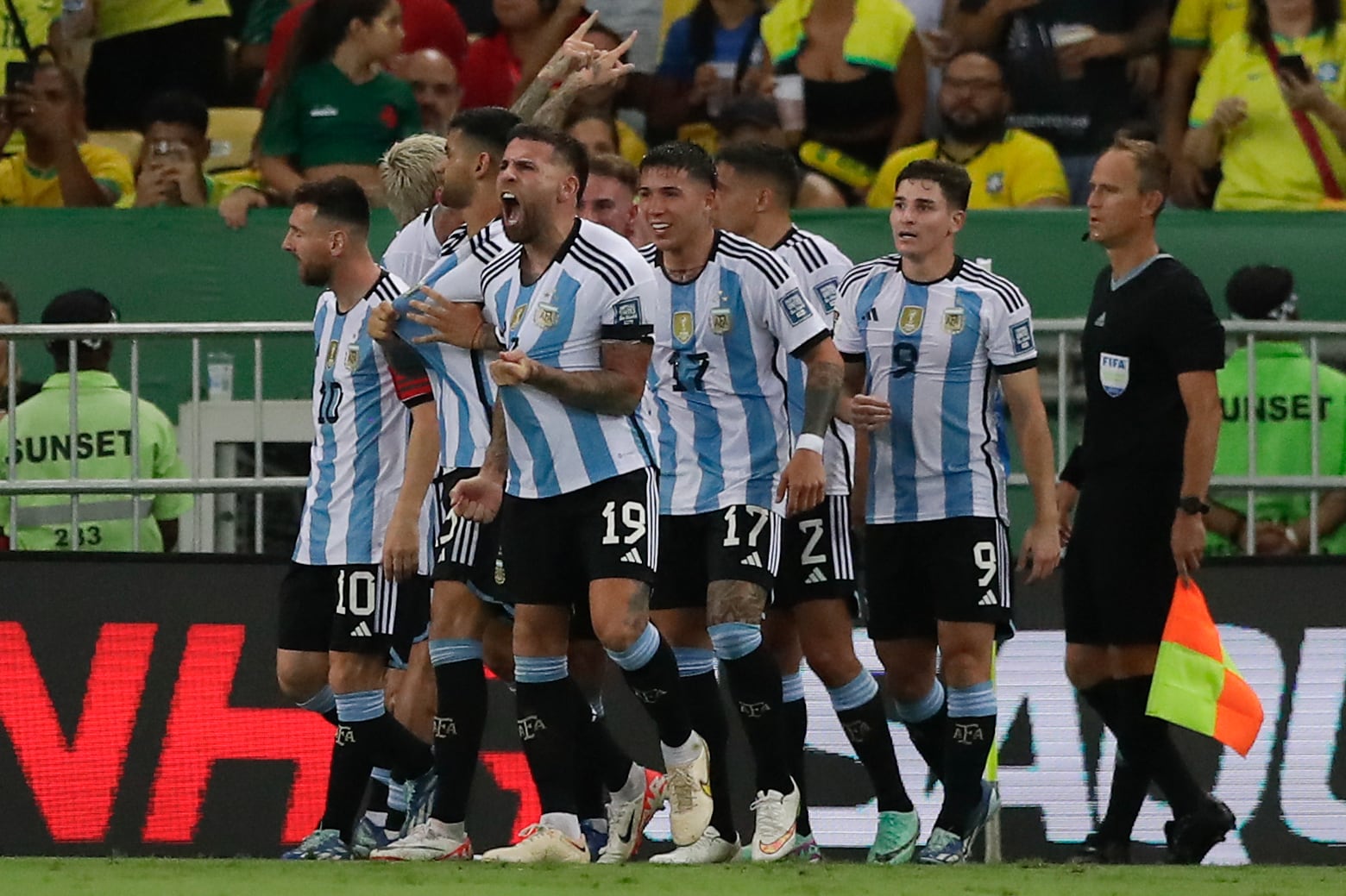 Nicolás Otamendi (c) de Argentina celebra su gol hoy, en un partido de las eliminatorias para la Copa Mundo de Fútbol de 2026 entre Brasil y Argentina en el estadio Maracaná en Río de Janeiro (Brasil). Foto: EFE/ Andre Coelho