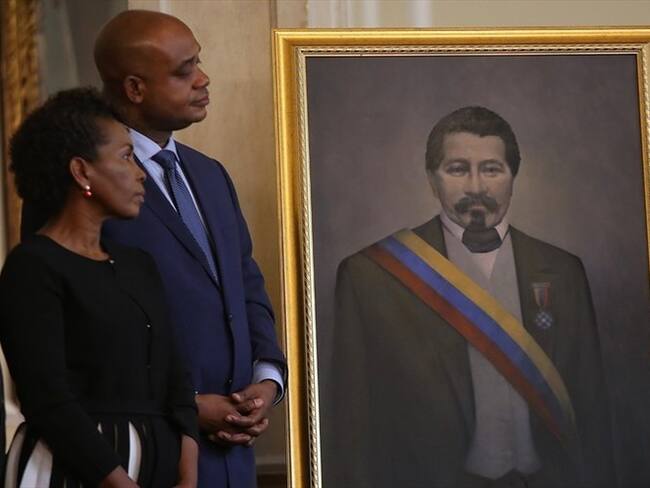El presidente Juan Manuel Santos develó un cuadro de Juan José Nieto Gil. Foto: Colprensa