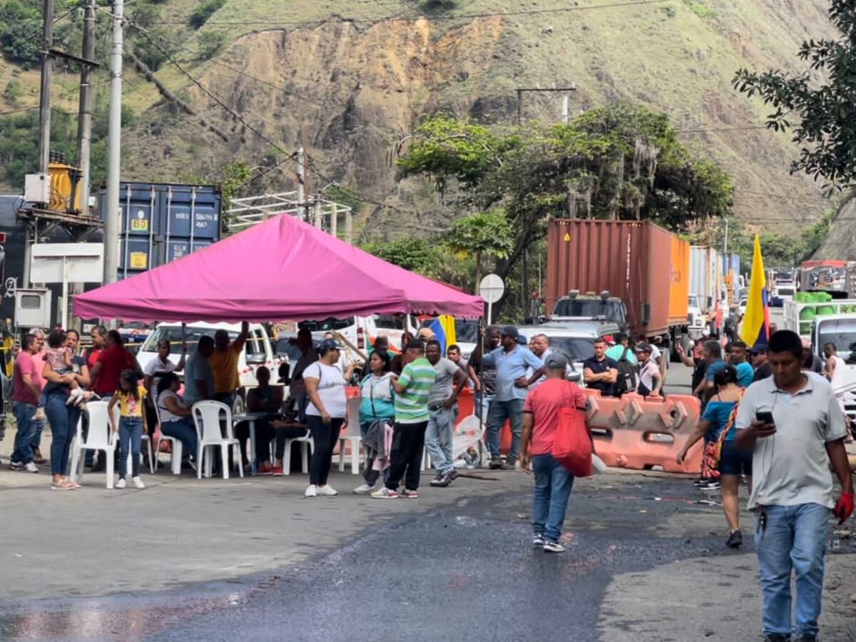 Persiste bloqueo en la vía Buga - Buenaventura por protestas de habitantes de Loboguerrero