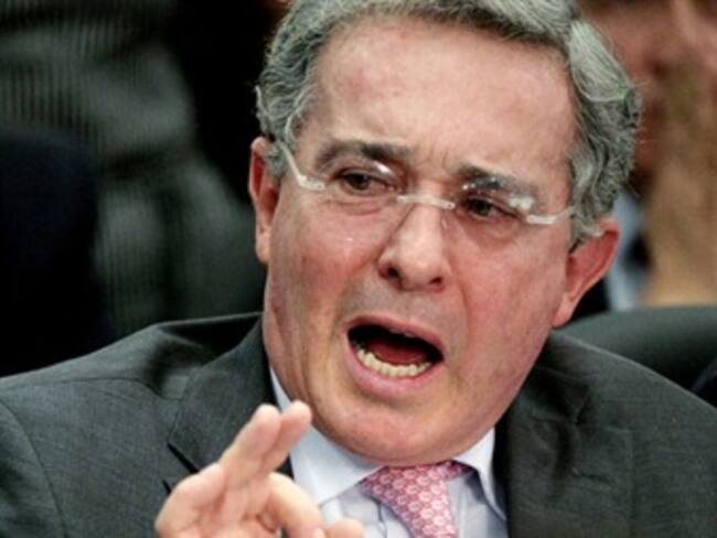 Uribe se defiende tras señalamientos contra exfuncionarios de su gobierno