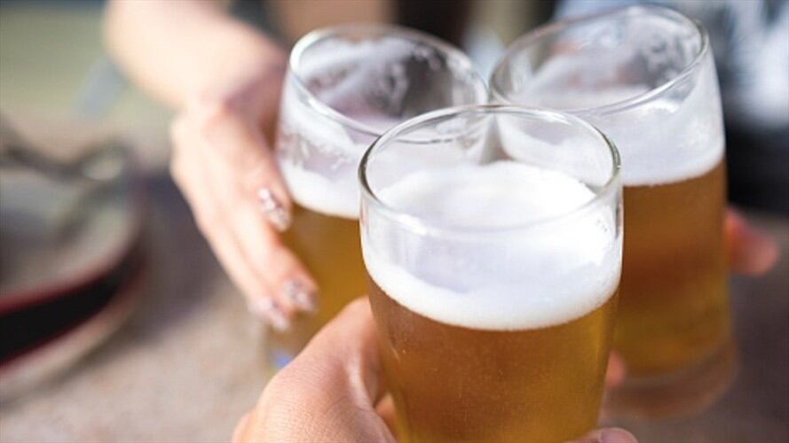 Estudio revela la cantidad exacta de cerveza que se debe consumir por semana. Foto: Getty Images