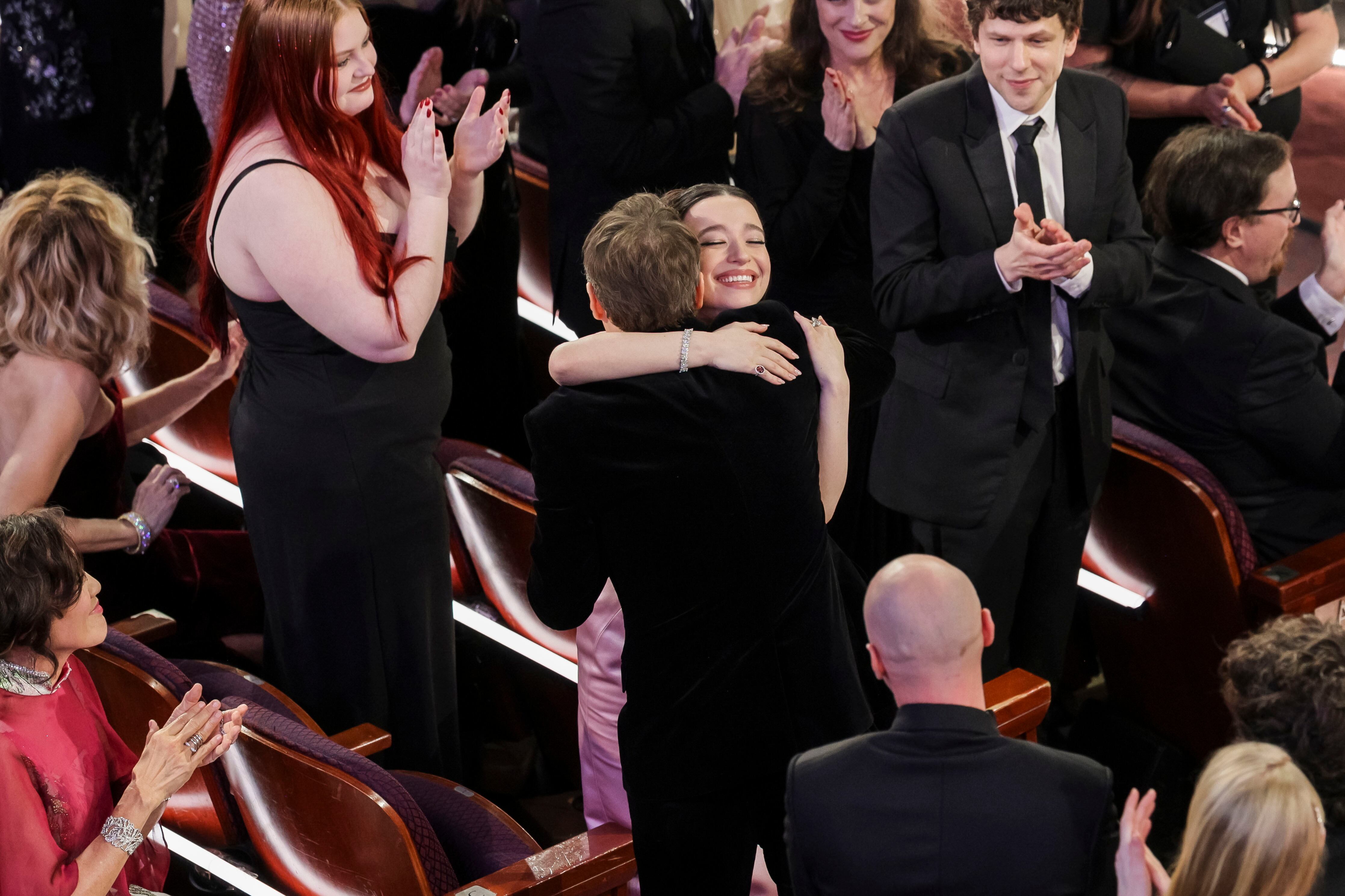 LOS ÁNGELES (Estados Unidos), 03/03/2025.- Sean Baker abraza a la actriz Mikey Madison tras ganar el Oscar al Mejor Guion Original por 'Anora', durante la 97ª ceremonia anual de los Premios de la Academia, en el Dolby Theatre.