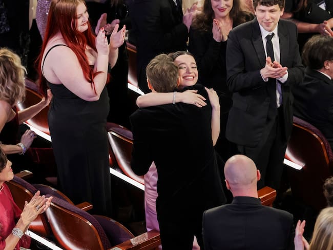 LOS ÁNGELES (Estados Unidos), 03/03/2025.- Sean Baker abraza a la actriz Mikey Madison tras ganar el Oscar al Mejor Guion Original por 'Anora', durante la 97ª ceremonia anual de los Premios de la Academia, en el Dolby Theatre.