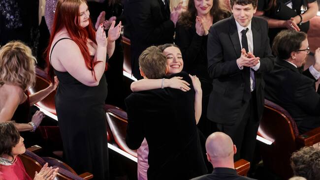 LOS ANGELES (United States), 03/03/2025.- Sean Baker (L) hugs actor Mikey Madison after winning the Oscar for Best Original Screenplay for 'Anora' during the 97th annual Academy Awards ceremony at the Dolby Theatre in the Hollywood neighborhood of Los Angeles, California, USA, 02 March 2025. EFE/EPA/ALLISON DINNER