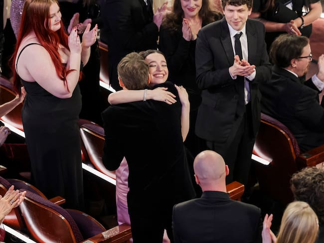 LOS ANGELES (United States), 03/03/2025.- Sean Baker (L) hugs actor Mikey Madison after winning the Oscar for Best Original Screenplay for 'Anora' during the 97th annual Academy Awards ceremony at the Dolby Theatre in the Hollywood neighborhood of Los Angeles, California, USA, 02 March 2025. EFE/EPA/ALLISON DINNER