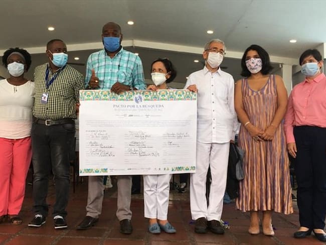 Firman pacto por la búsqueda de los desaparecidos en Buenaventura. Foto: Cortesía de Unidad de Búsqueda de Desaparecidos