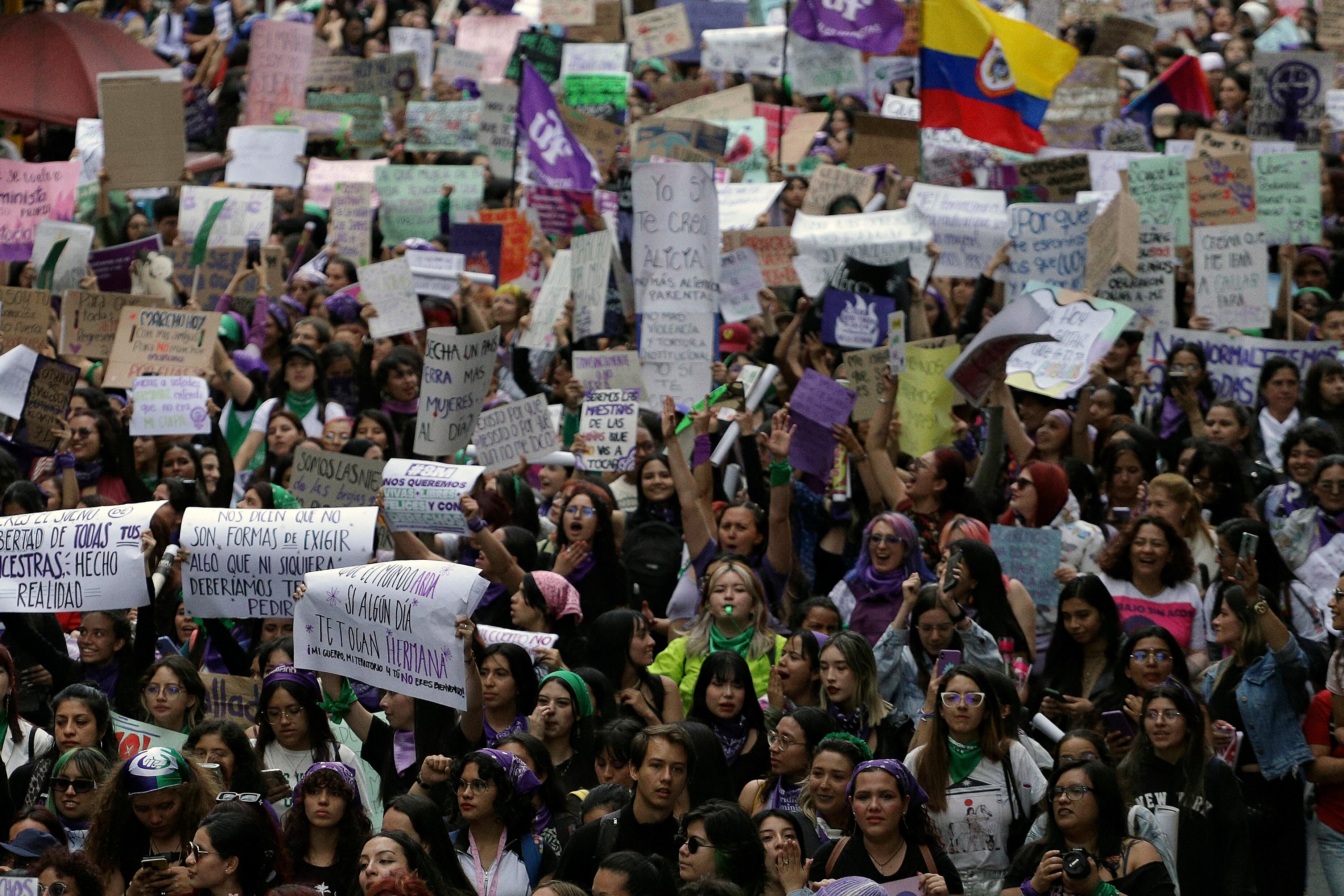 Marcha para conmemorar el Día Internacional de la Mujer en Bogotá, el 8 de marzo. (Foto de ANDREA ARIZA/AFP vía Getty Images)