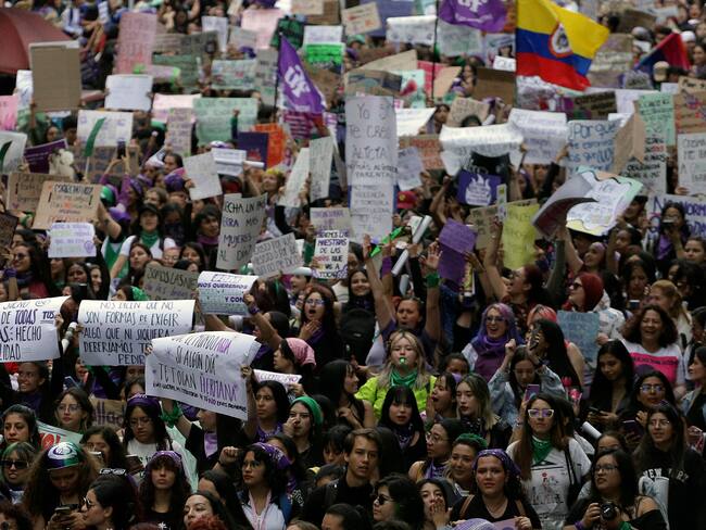 Marcha para conmemorar el Día Internacional de la Mujer en Bogotá, el 8 de marzo. (Foto de ANDREA ARIZA/AFP vía Getty Images)