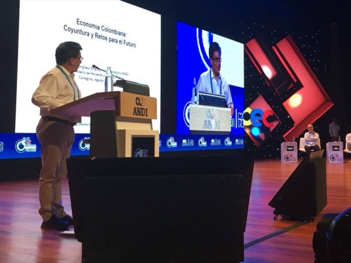 Minhacienda achaca a “fallas del Estado” la caída del crecimiento económico en Colombia