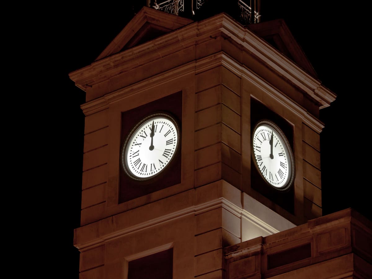 ¿Por qué algunos relojes tienen el número cuatro así: IIII? Explicación histórica