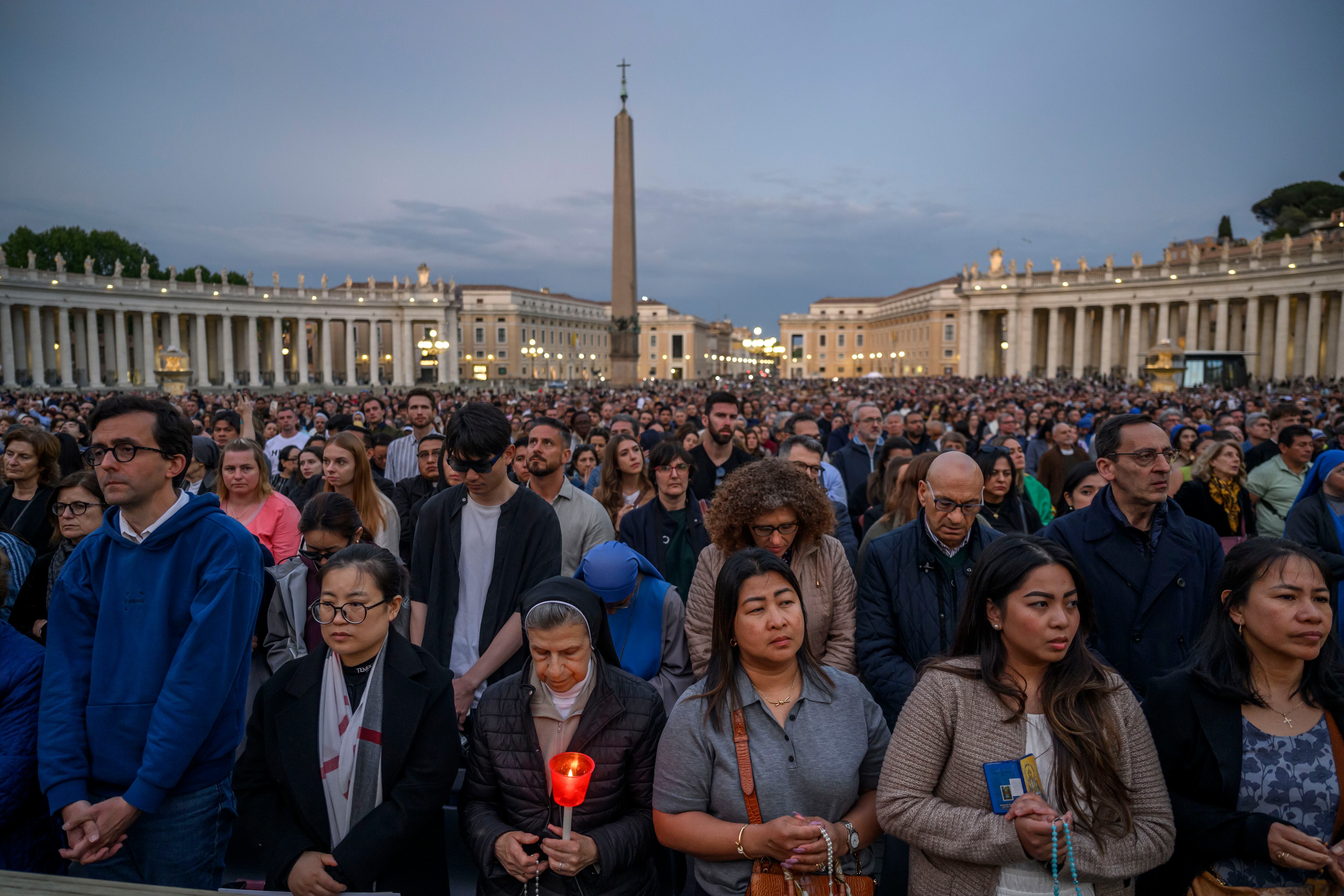 Miles de fieles se despiden en la plaza de San Pedro en el Vaticano. FOTO: Antonio Masiello/Getty Images