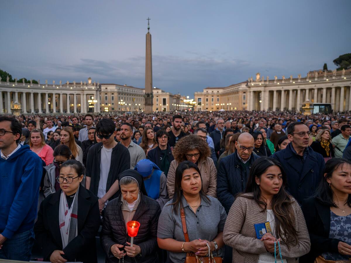 La fila con miles de personas para despedir al papa Francisco supera la medianoche en Roma