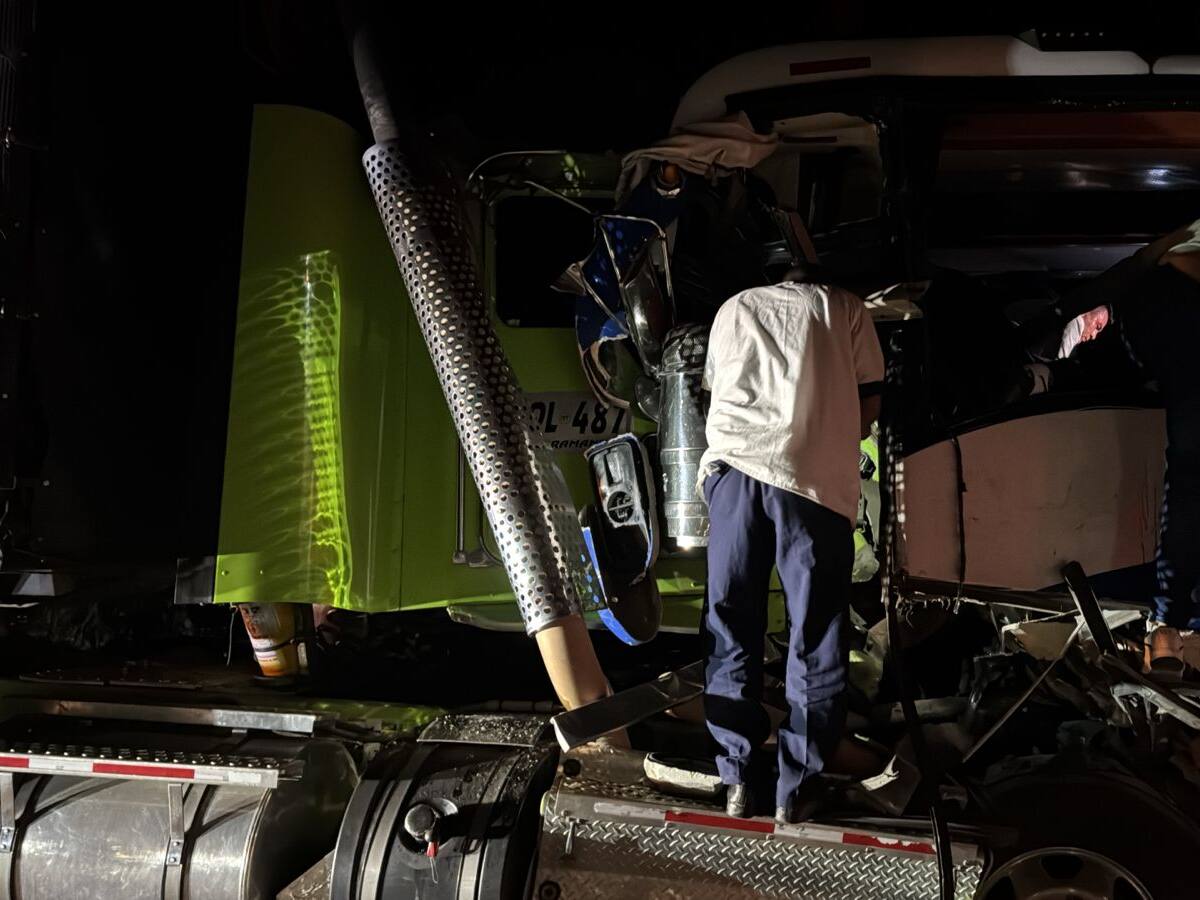 Tres muertos y más de 20 heridos por choque de bus intermunicipal y tractocamión en Guachaca