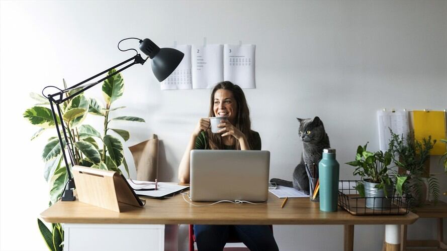 Decorar y apropiarse de su lugar de trabajo le va a permitir desarrollar mejor sus tareas. Foto: Getty Images