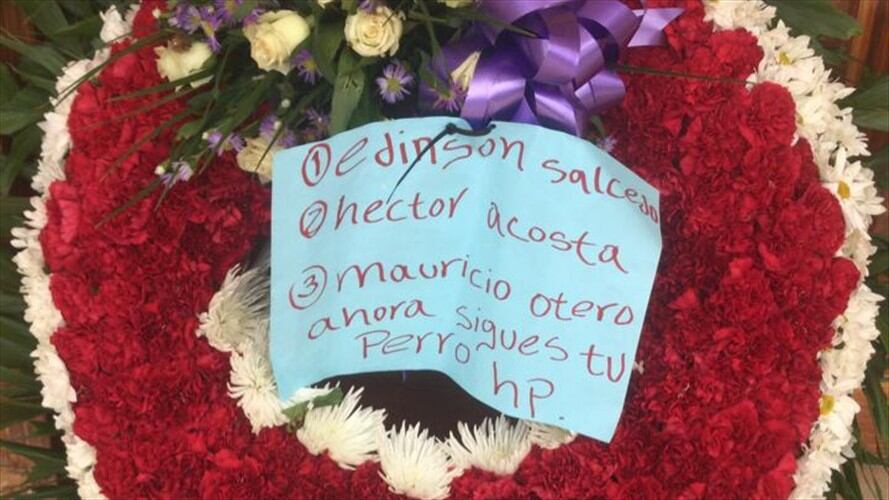 Según el exmandatario, encima del arreglo floral había un mensaje en el que se mencionaba a dos de los exalcaldes de Tierralta que fueron asesinados al parecer por grupos armados ilegales.. Foto: Cortesía