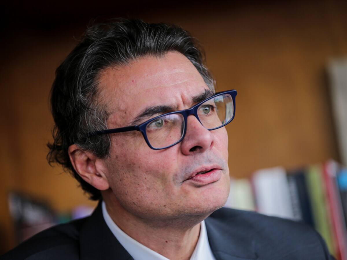 Muchas EPS saldrán del sistema creando crisis de atención: Alejandro Gaviria