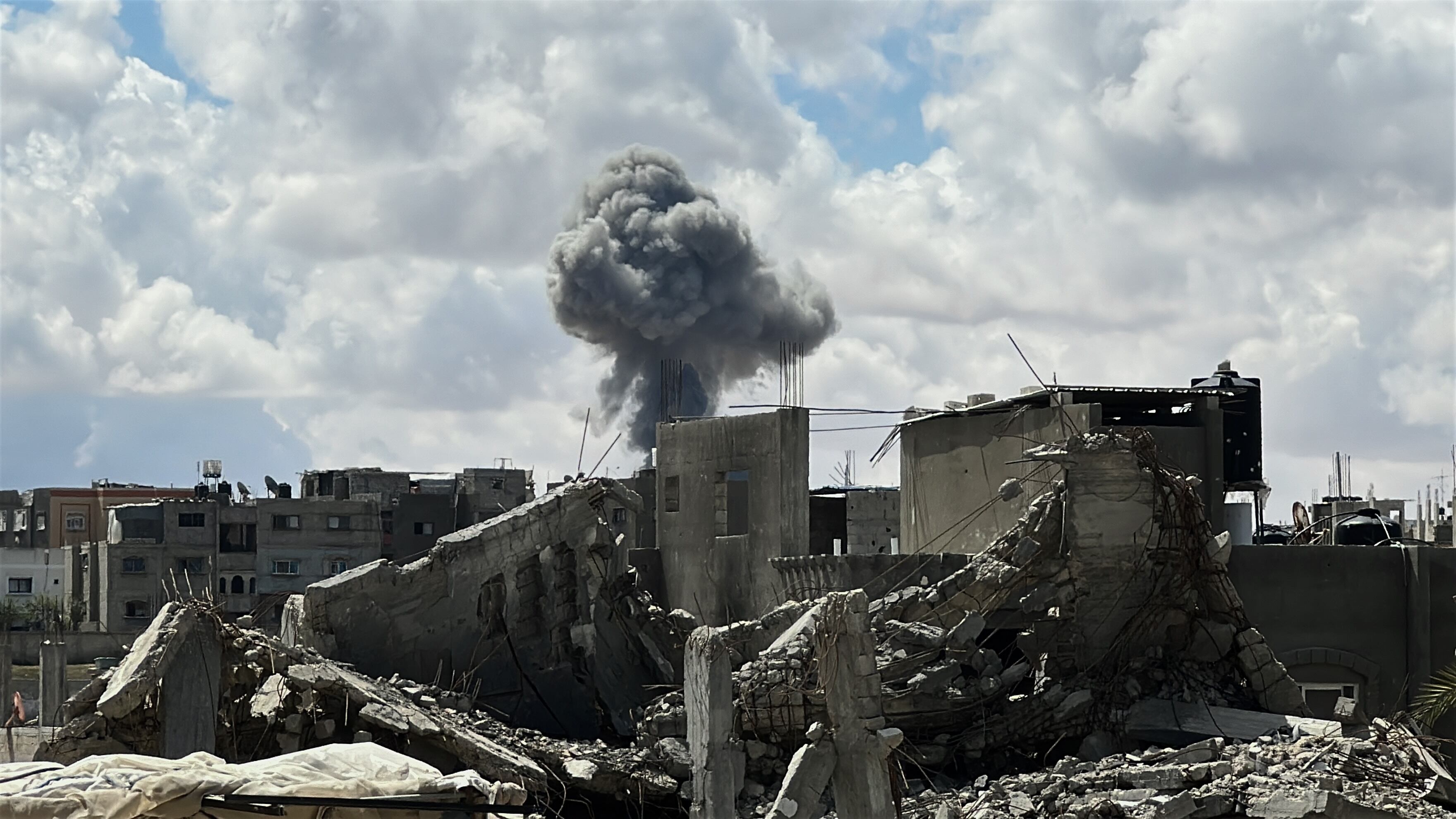 Escombros y nube de humo tras los continuos ataques del Ejercito israelí en la Franja de Gaza. FOTO: Doaa Albaz/Anadolu via Getty Images