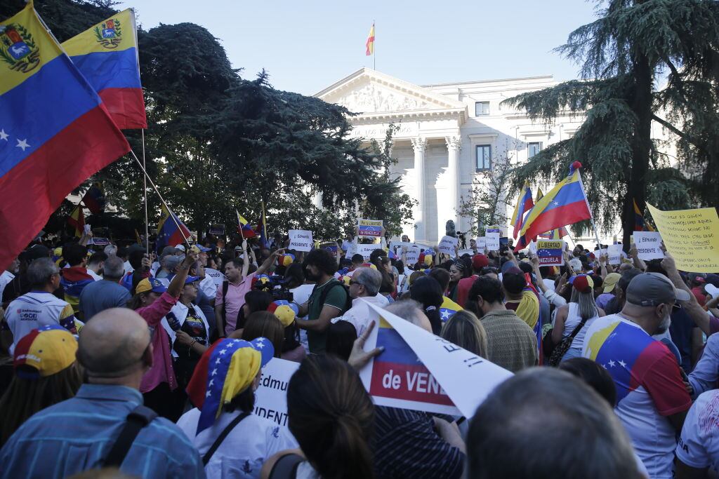 Venezolanos frente al Congreso de Madrid. I Foto: Senhan Bolelli/Anadolu via Getty Images.