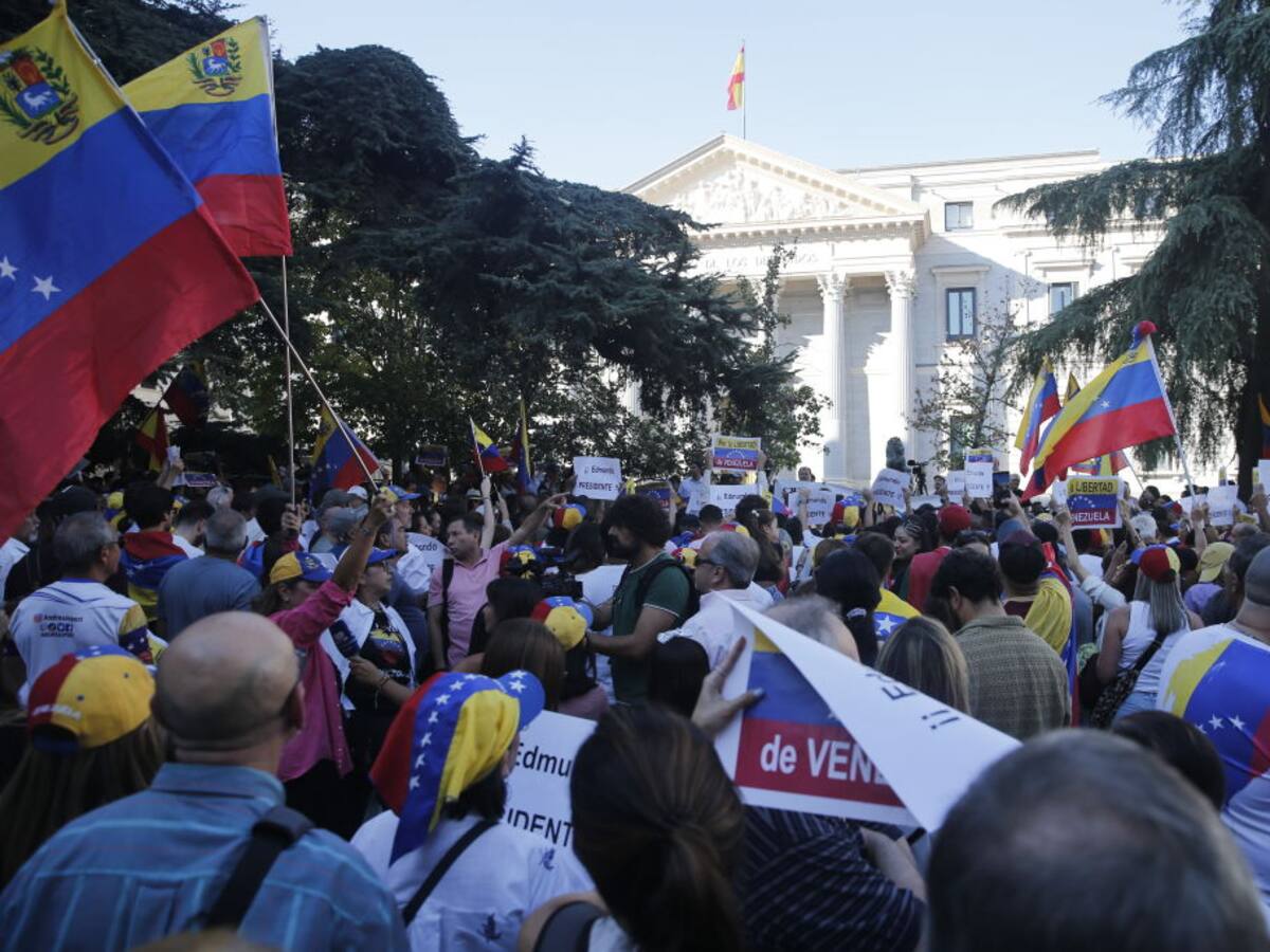 Venezolanos se concentraron ante el Congreso de Madrid exigiendo victoria de la oposición