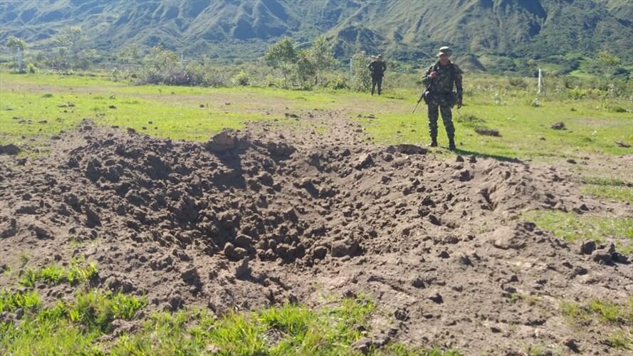 Expertos en explosivos realizaron dos detonaciones controladas, con las cuales fue inutilizada esta pista ilegal. . Foto: Ejército Nacional