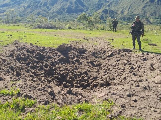 Expertos en explosivos realizaron dos detonaciones controladas, con las cuales fue inutilizada esta pista ilegal. . Foto: Ejército Nacional