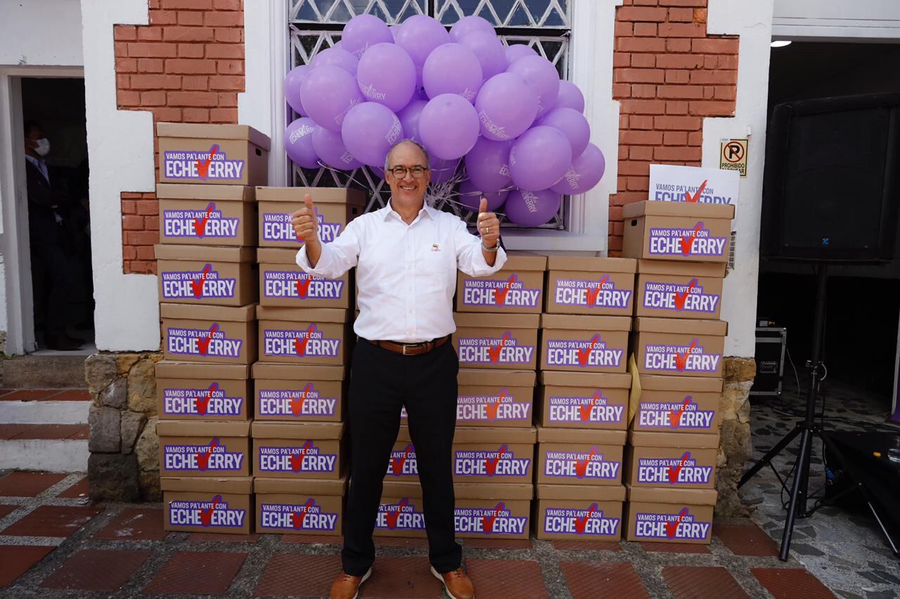 Juan Carlos Echeverry entregó miles de firmas para avalar su candidatura presidencial. Foto: Cortesía