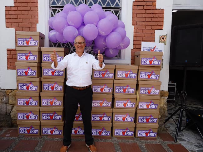 Juan Carlos Echeverry entregó miles de firmas para avalar su candidatura presidencial. Foto: Cortesía