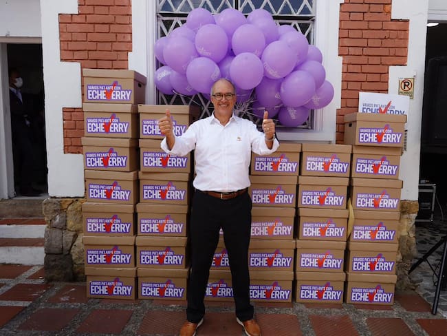 Juan Carlos Echeverry entregó miles de firmas para avalar su candidatura presidencial. Foto: Cortesía