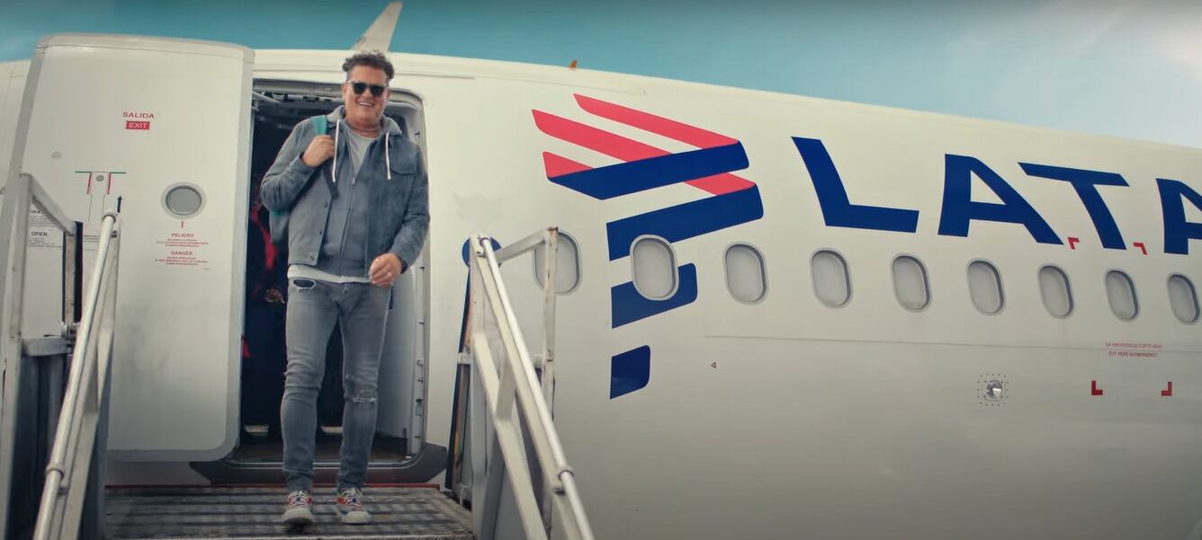 Así es ‘Volamos por ti’, campaña de LATAM Airlines con Carlos Vives como protagonista