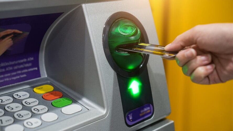 Las nuevas normas para retirar dinero en cajeros electrónicos incluyen mejoras en materia de seguridad. Foto: Getty Images / MANUSAPON KASOSOD