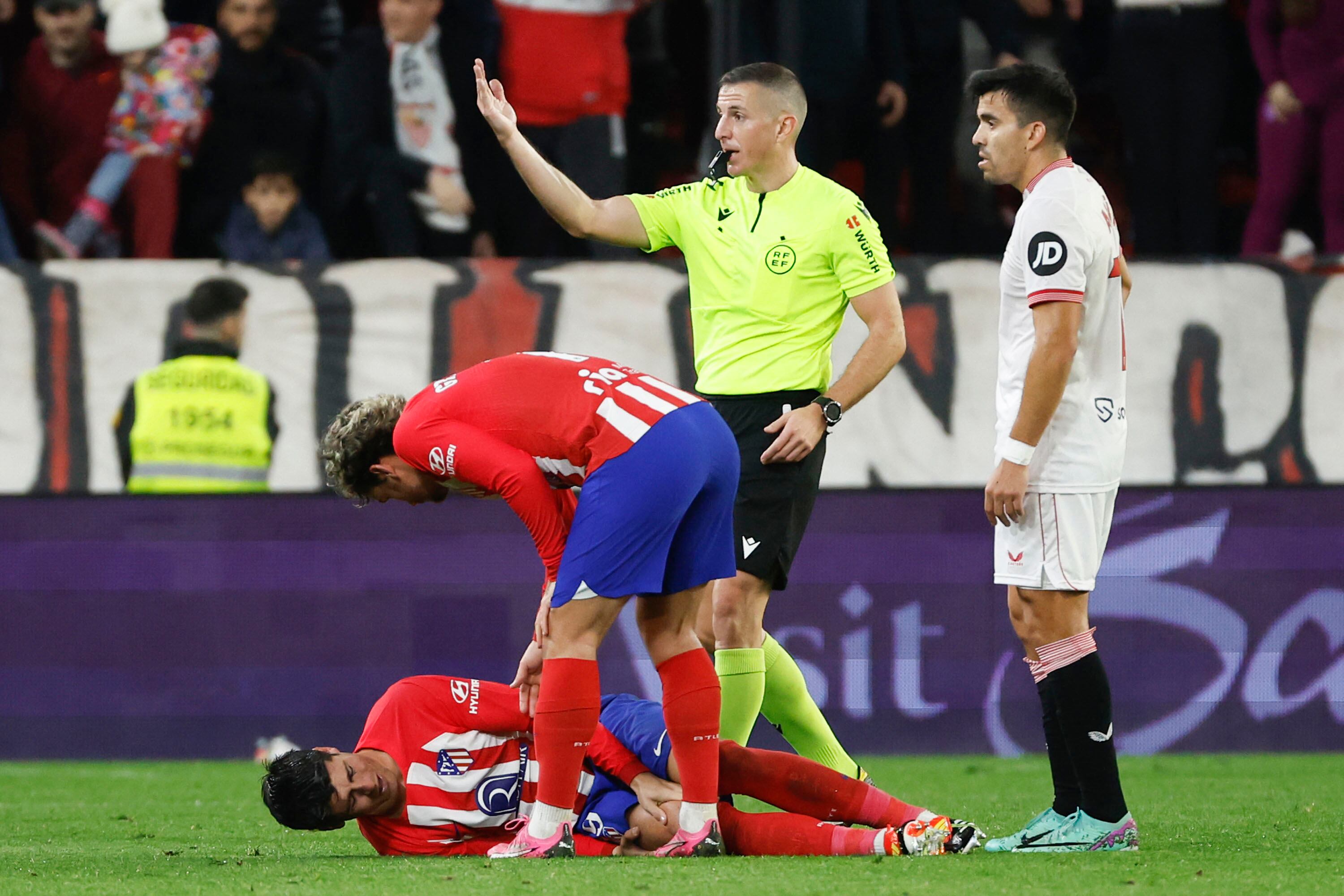 Álvaro Morata, se duele tras caer lesionado durante el encuentro contra el Sevilla. Foto: EFE/ Julio Muñoz.