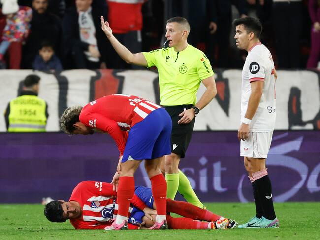Álvaro Morata, se duele tras caer lesionado durante el encuentro contra el Sevilla. Foto: EFE/ Julio Muñoz.