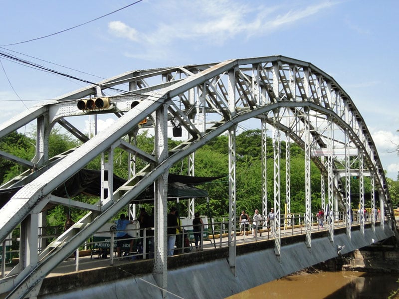 Continúa cerrado puente internacional La Unión