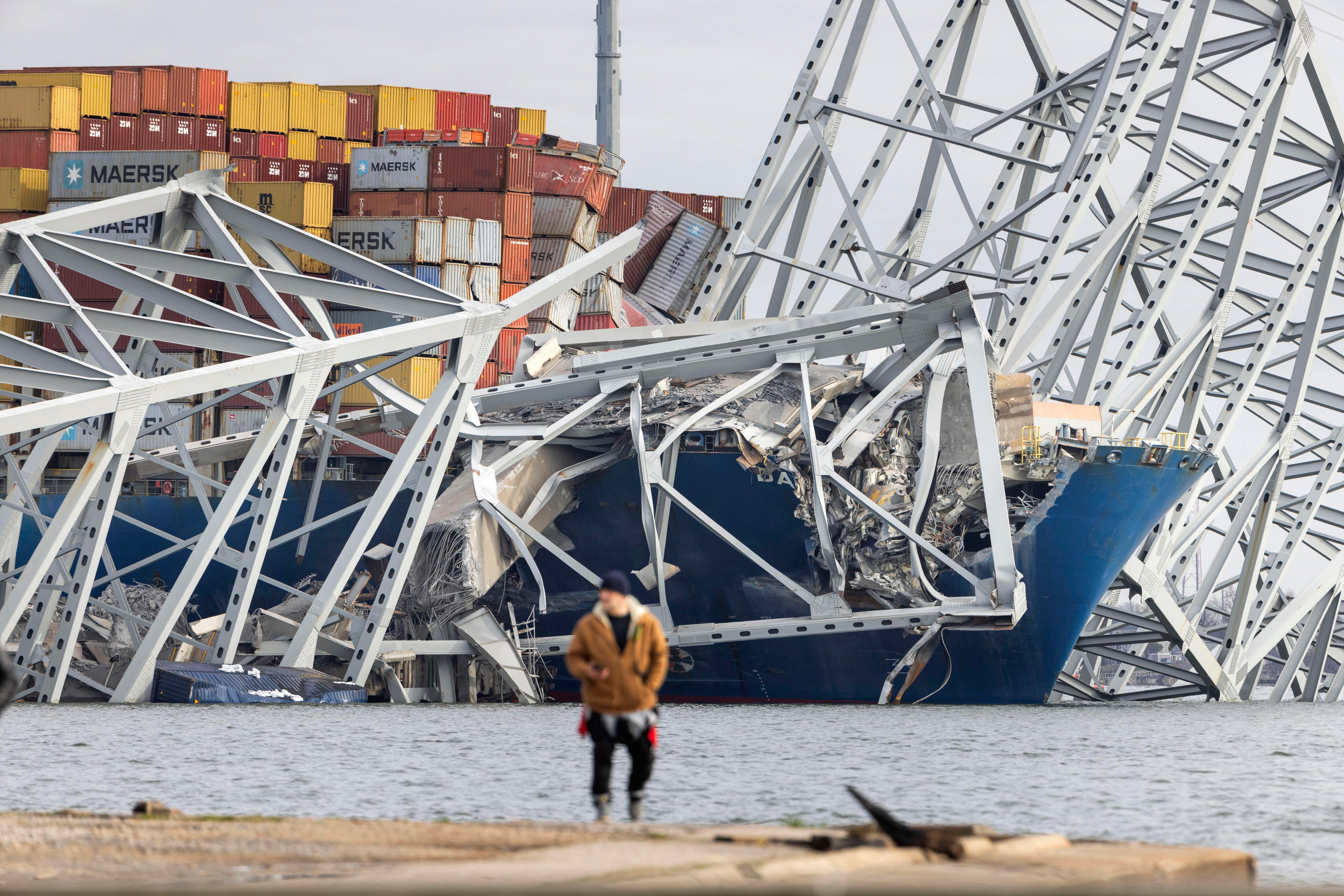 Choque de barco de carga con el puente de Baltimore. Foto: EFE/EPA/JIM LO SCALZO