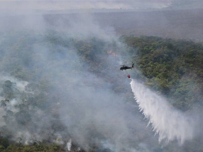 Bomberos, Defensa Civil, Cruz Roja y Ejército atienden la emergencia que ha arrasado seis hectáreas.. Foto: Colprensa