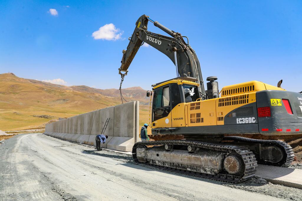 Construcción en un muro en la frontera de Irán y Afganistán. I Foto: Mesut Varol/Anadolu Agency via Getty Images.