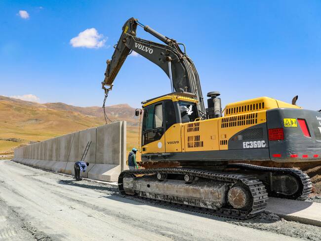 Construcción en un muro en la frontera de Irán y Afganistán. I Foto: Mesut Varol/Anadolu Agency via Getty Images.
