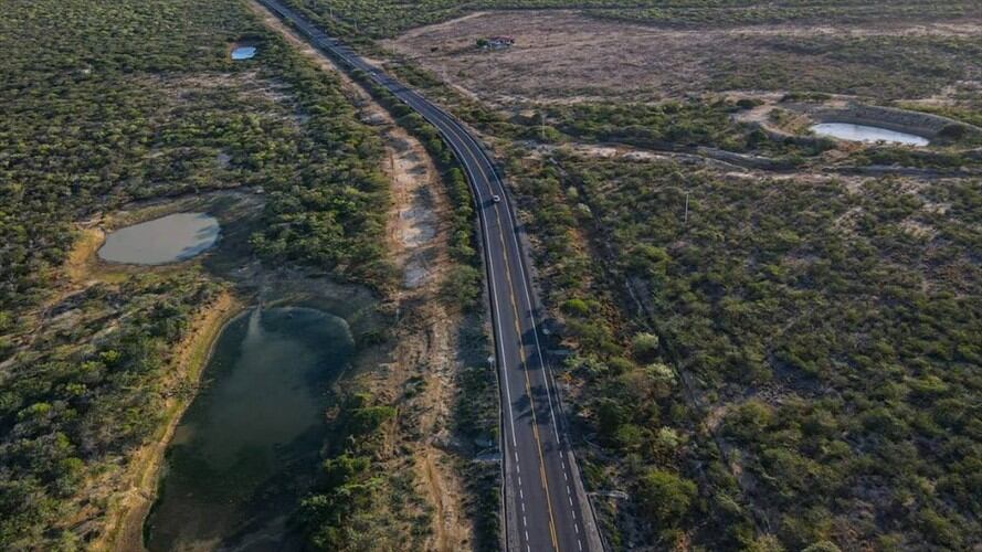 Mantenimiento del corredor Santa Marta-Riohacha-Paraguachón. Foto: Twitter Ministerio de Transporte