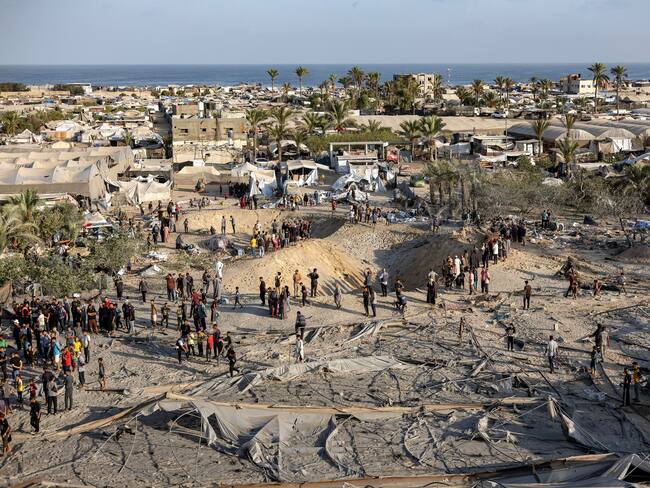 Gaza, Palestinos buscan a desaparecidos tras los ataques aéreos israelíes en zona humanitaria designada. FOTO: EFE/EPA/HAITHAM IMAD
